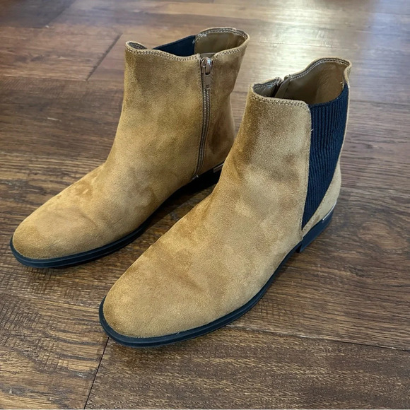 Nine West Cognac Honey Suede Chelsea Ankle Bootie with Gold detail size 9 M - Picture 4 of 11
